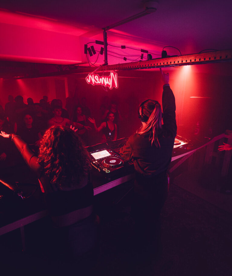 Numen Events ist eine langfristig aufgebaute Eventmarke für elektronische Musik, bei der durch gezielte Social-Media-Strategien, Video-Content und digitales Eventmarketing Reichweite aufgebaut und Besucher für Techno- und House-Events gewonnen werden.